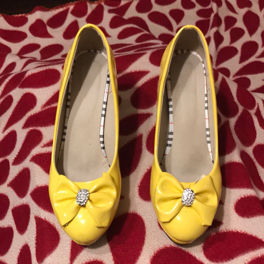 Cute yellow pumps